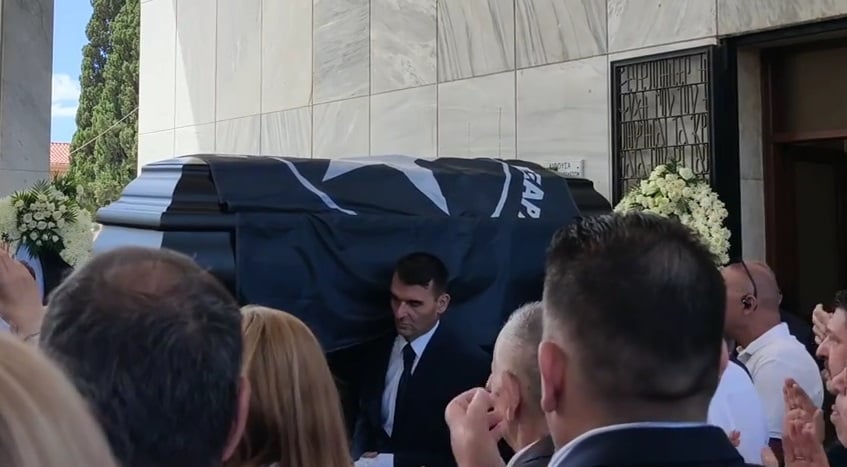 Με τη σημαία του Αστέρα Εξαρχείων το τελευταίο αντίο στον Ανδρέα Μαζαράκη – Ποιοι πολιτικοί έδωσαν το «παρών»
