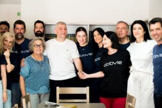 Οι άνθρωποι της AbbVie γίνονται μια ‘αλυσίδα φροντίδας’ για την κοινωνία