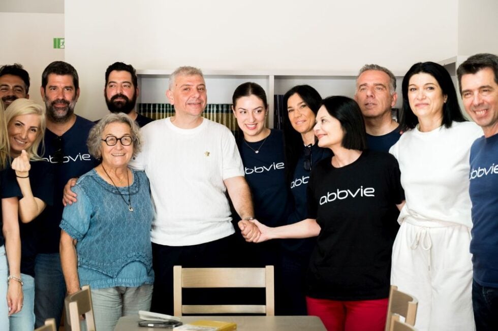 Οι άνθρωποι της AbbVie γίνονται μια ‘αλυσίδα φροντίδας’ για την κοινωνία