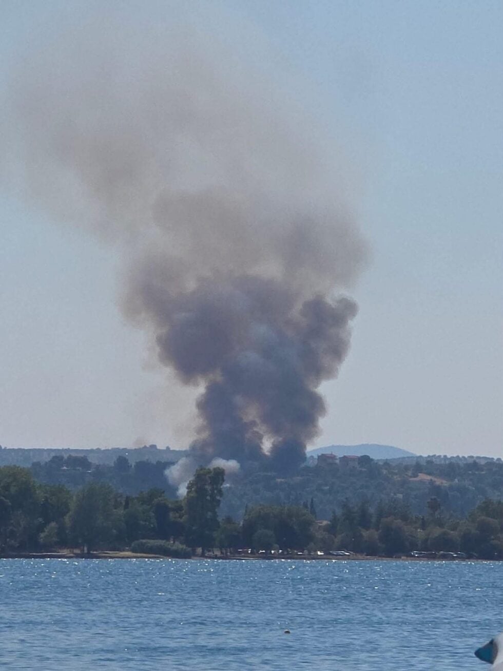 Σε ύφεση η φωτιά στον Ωρωπό – Σοβαρές ζημιές σε σπίτι [εικόνες]