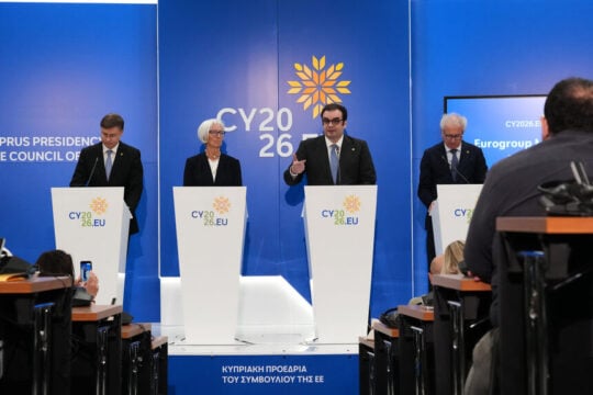 Προειδοποίηση ESM: Κίνδυνοι αστάθειας «κυκλώνουν» την ευρωζώνη