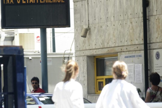 Νοσοκομείο Ευαγγελισμός: Στα χαρτιά τα μέτρα προστασίας από τον καύσωνα – «Δουλεύουμε μέσα σε φούρνους»