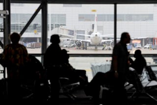 Νέοι κανόνες στις αεροπορικές πτήσεις – Τι προβλέπεται για  χειραποσκευές, αποζημιώσεις και παιδικές θέσεις