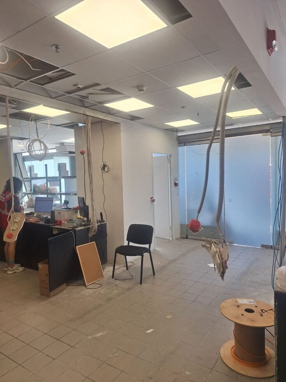 Κινδυνεύουν εργαζόμενοι μέσα σε μαγαζί-γιαπί επί της Λ. Μεσογείων