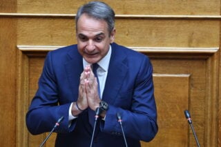 Μητσοτάκης: Νίκησε την ακρίβεια με… 10 λεπτά στη βενζίνη