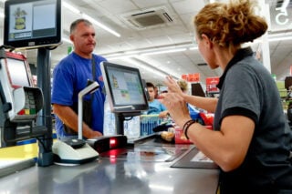 Πώς τα σουπερμάρκετ αγοράζουν 40% φτηνότερα από όσο γράφουν οι τιμοκατάλογοι – Το ξέρει η Επιτροπή Ανταγωνισμού