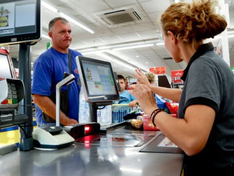 Πώς τα σουπερμάρκετ αγοράζουν 40% φτηνότερα από όσο γράφουν οι τιμοκατάλογοι – Μισή έρευνα από την Επιτροπή Ανταγωνισμού