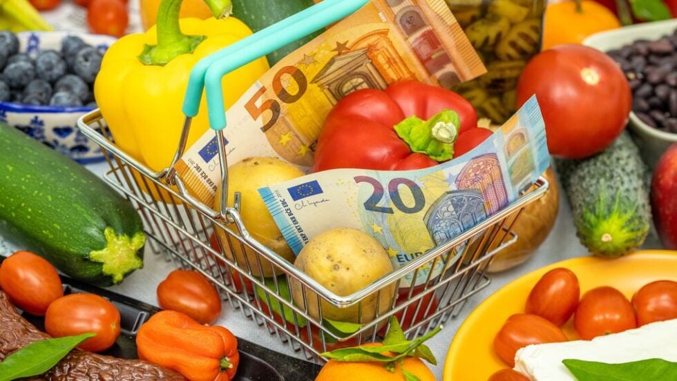 Πώς τα σουπερμάρκετ αγοράζουν 40% φτηνότερα από όσο γράφουν οι τιμοκατάλογοι – Μισή έρευνα από την Επιτροπή Ανταγωνισμού