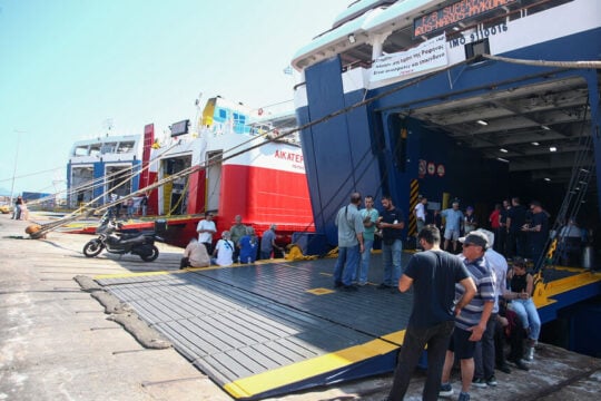 Η απεργία στο λιμάνι της Ραφήνας έλυσε τα οικονομικά αιτήματα των ναυτεργατών