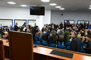 Τέμπη: Η παράσταση του Δημοσίου πυροδοτεί εντάσεις στη δίκη
