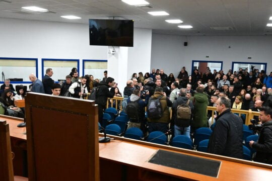 Τέμπη: Η παράσταση του Δημοσίου πυροδοτεί εντάσεις στη δίκη