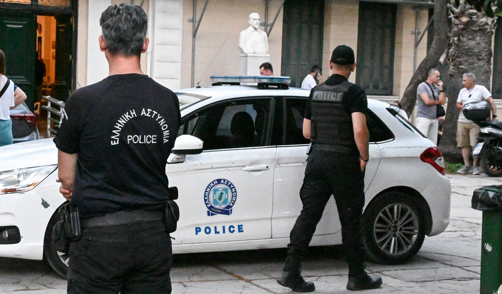 Ο «γαλάζιος» δήμαρχος Άργους υπερασπίζεται με πάθος τους αστυνομικούς που πυροβόλησαν τον 20χρονο