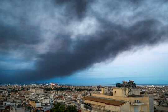 Τοξικό νέφος ανεπάρκειας πνίγει τη Θεσσαλονίκη: Βιβλικές εικόνες από τη φωτιά που πέρασε στη βιομηχανική περιοχή