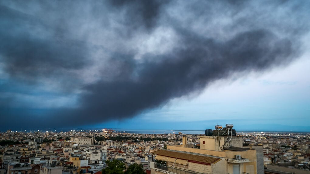 Τοξικό νέφος ανεπάρκειας πνίγει τη Θεσσαλονίκη: Βιβλικές εικόνες από τη φωτιά που πέρασε στη βιομηχανική περιοχή