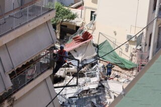 Εικόνες από τον σεισμό του ’99 θύμισαν τα Πετράλωνα: Σαν χάρτινος πύργος έπεσε η πολυκατοικία