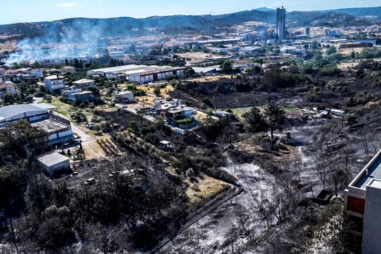 Φωτιά στο Ωραιόκαστρο: Περιβαλλοντική «βόμβα» απειλεί τη Θεσσαλονίκη παρά την απομάκρυνση του καπνού