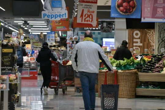 Πώς ξεπερνούν το πλαφόν στις τιμές τα σουπερμάρκετ