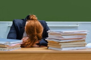 «Μπαίνουν μέσα» 5.000 ευρώ τον χρόνο: Πώς οι νέοι εκπαιδευτικοί πληρώνουν από την τσέπη τους τον διορισμό
