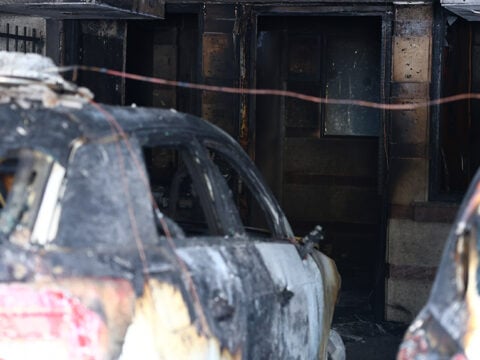 Θεσσαλονίκη: «Κλειδί» το κινητό του 29χρονου για τις εμπρηστικές επιθέσεις – Αναζητούν την «άλλη ομάδα» του δικτύου