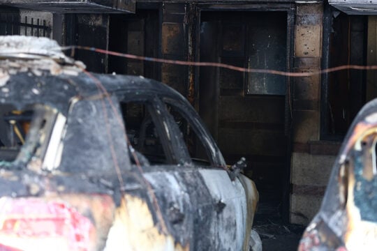 Θεσσαλονίκη: «Κλειδί» το κινητό του 29χρονου για τις εμπρηστικές επιθέσεις – Αναζητούν την «άλλη ομάδα» του δικτύου