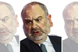 Ανάμεσα σε δύο εξουσίες