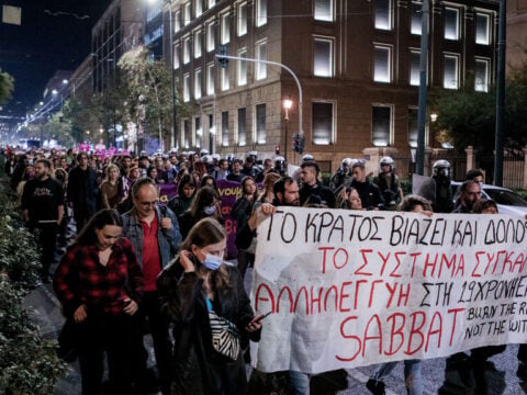 Υπόθεση βιασμού στο ΑΤ Ομόνοιας: Ο εισαγγελέας «είδε» ευθύνη στο 19χρονο θύμα