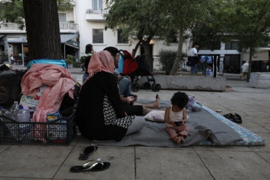 Πλατεία Αμερικής: Περισσότεροι από 100 πρόσφυγες κοιμούνται στον δρόμο