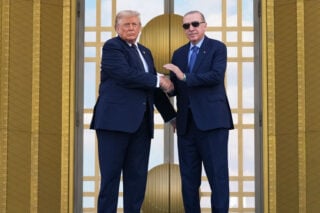 Βαρύς και ασήκωτος ο Τραμπ στη Σύνοδο του ΝΑΤΟ