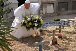 Ο Πάπας Λέων αγκάλιασε τους μετανάστες στη Λαμπεντούζα