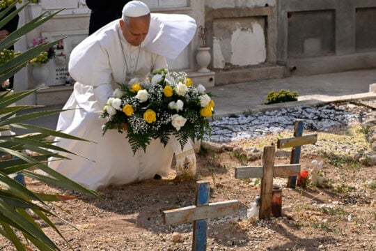 Ο Πάπας Λέων αγκάλιασε τους μετανάστες στη Λαμπεντούζα
