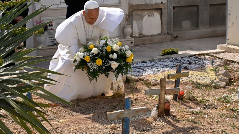 Ο Πάπας Λέων αγκάλιασε τους μετανάστες στη Λαμπεντούζα