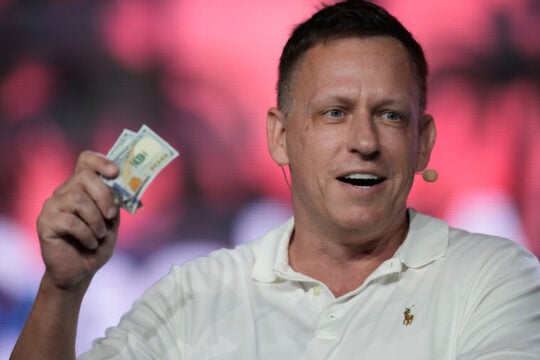 Το αφεντικό της Palantir πάει Αργεντινή: Μια αλεπού στο παζάρι του αναρχοκαπιταλισμού