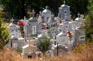 Μυτιλήνη: Δίωξη σε 28 άτομα για τα κοιμητήρια – Η μήνυση πρώην βουλευτή του ΣΥΡΙΖΑ που άνοιξε την υπόθεση
