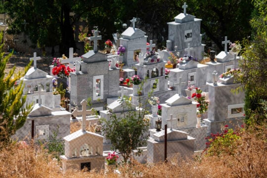 Μυτιλήνη: Δίωξη σε 28 άτομα για τα κοιμητήρια – Η μήνυση πρώην βουλευτή του ΣΥΡΙΖΑ που άνοιξε την υπόθεση