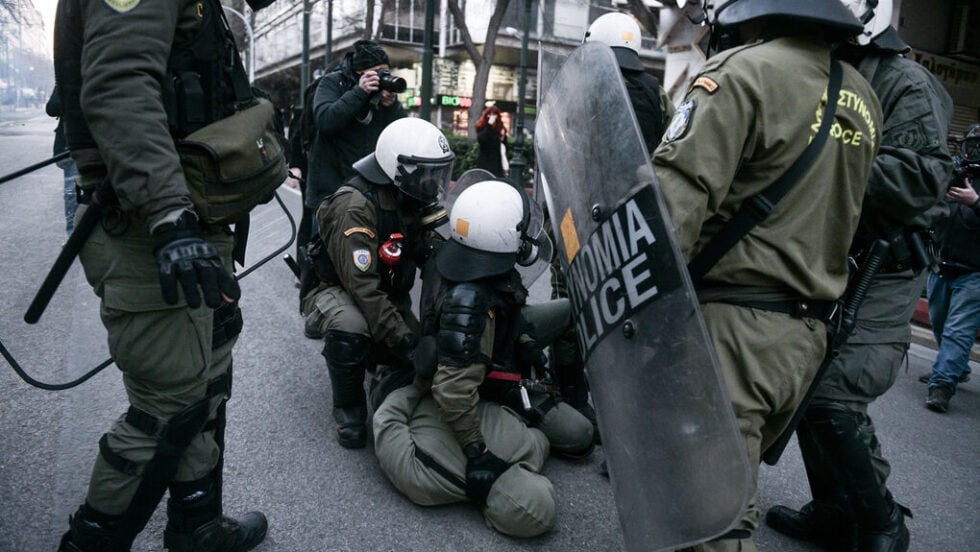 Δικαστικός παραλογισμός: Τους συνέλαβαν, τους βασάνισαν, αθωώθηκαν και τώρα τους διώκουν ξανά