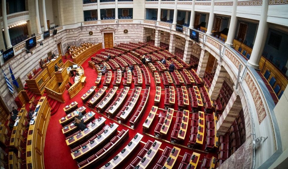 Αναθεώρηση Συντάγματος: Άδεια έδρανα στη Βουλή και βλέμμα Μαξίμου στις εκλογές