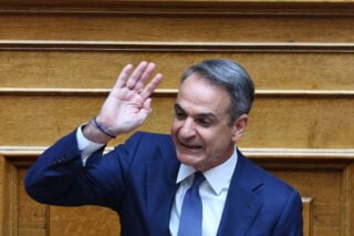 Σηκώνει… ψηλά τα περιστατικά πολιτικής βίας: Πώς το Μαξίμου συνδέει τις συλλήψεις για τη Μarfin με την επίθεση κατά της Βολουδάκη