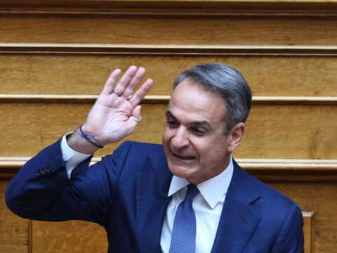 Ατζέντα «νόμου και τάξης»: Πώς το Μαξίμου συνδέει τις συλλήψεις για τη Μarfin με την επίθεση κατά της Βολουδάκη