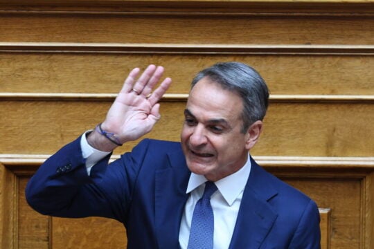 Σηκώνει… ψηλά τα περιστατικά πολιτικής βίας: Πώς το Μαξίμου συνδέει τις συλλήψεις για τη Μarfin με την επίθεση κατά της Βολουδάκη