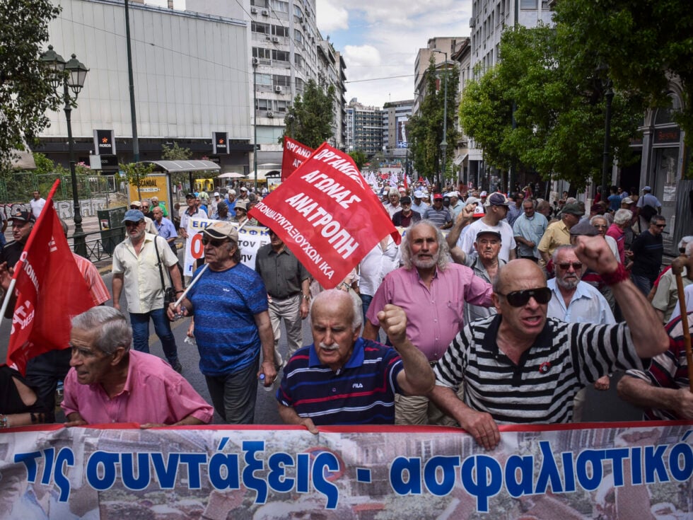Συντάξεις χηρείας: Χιλιάδες δικαιούχοι εκτός της ρύθμισης