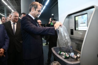 Χρυσές μπίζνες με τα «Σπιτάκια Ανακύκλωσης»: Το νέο «πάρτι» με το σύστημα επιστροφών και οι επενδύσεις εκατομμυρίων