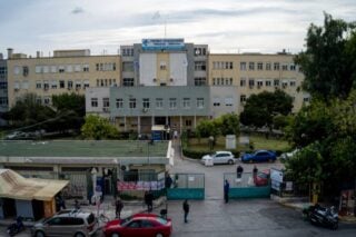 Διοικήτρια Νοσοκομείου Νίκαιας για δηλητηριάσεις: «Και οι εννέα έφαγαν κοτόπουλο σε χώρο εστίασης»