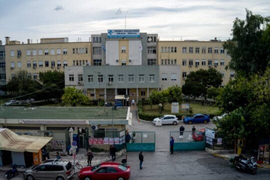 Διοικήτρια Νοσοκομείου Νίκαιας για δηλητηριάσεις: «Και οι εννέα έφαγαν κοτόπουλο σε χώρο εστίασης»