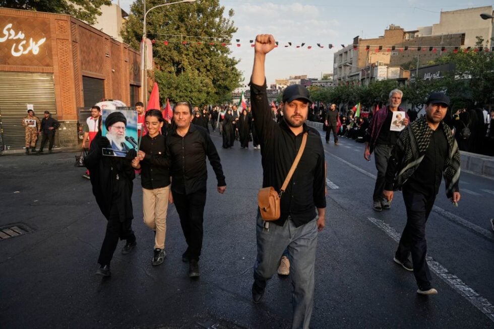 Ιράν: Εκατοντάδες χιλιάδες κόσμου στους δρόμους της Τεχεράνης για την κηδεία Χαμενεΐ [εικόνες – βίντεο]