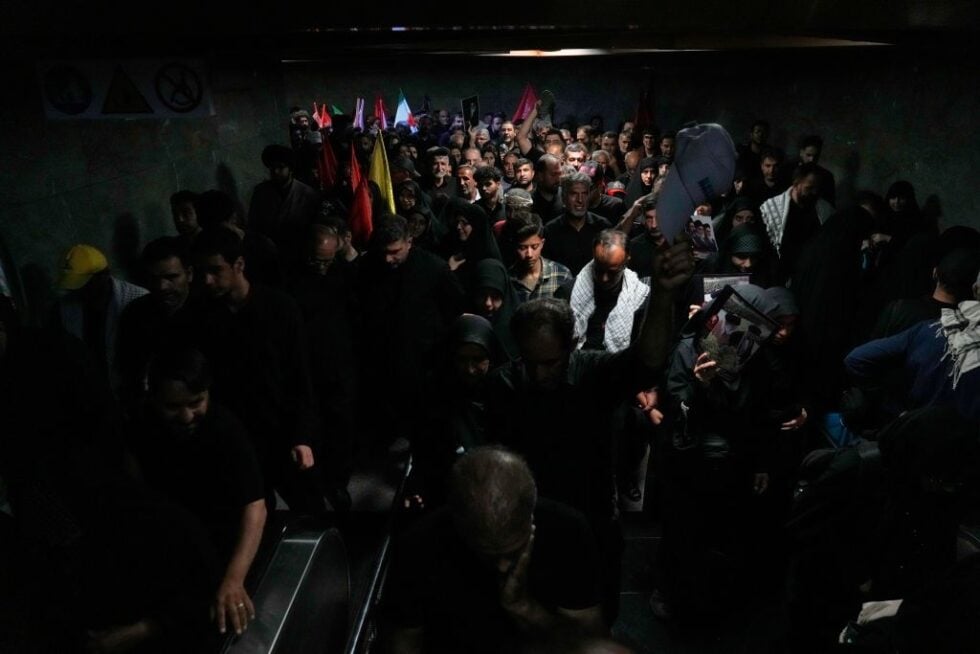 Ιράν: Εκατοντάδες χιλιάδες κόσμου στους δρόμους της Τεχεράνης για την κηδεία Χαμενεΐ [εικόνες – βίντεο]