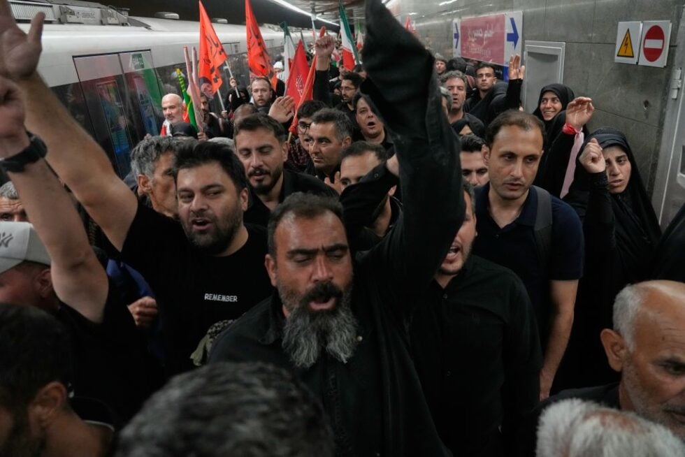 Ιράν: Εκατοντάδες χιλιάδες κόσμου στους δρόμους της Τεχεράνης για την κηδεία Χαμενεΐ [εικόνες – βίντεο]