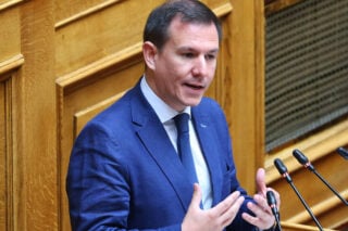 Σφοδρή σύγκρουση στη Βουλή για τη συνταγματική αναθεώρηση