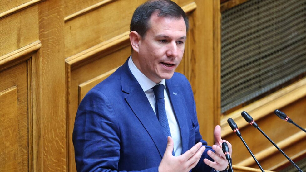 Σφοδρή σύγκρουση στη Βουλή για τη συνταγματική αναθεώρηση