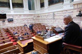 Άρθρο 86: Πυρά σύσσωμης της αντιπολίτευσης για την «ύποπτη» αλλαγή με την ονομαστική ψηφοφορία