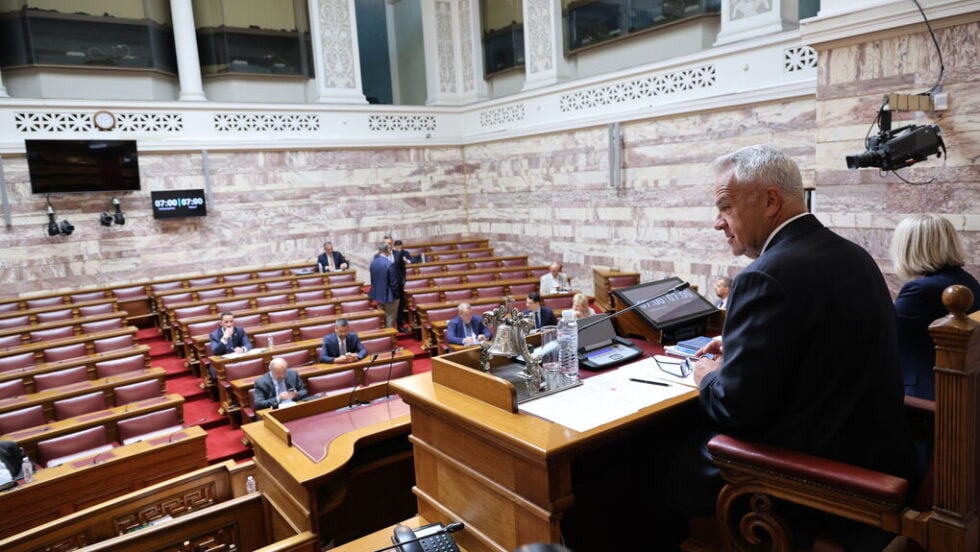 Άρθρο 86: Πυρά σύσσωμης της αντιπολίτευσης για την «ύποπτη» αλλαγή με την ονομαστική ψηφοφορία